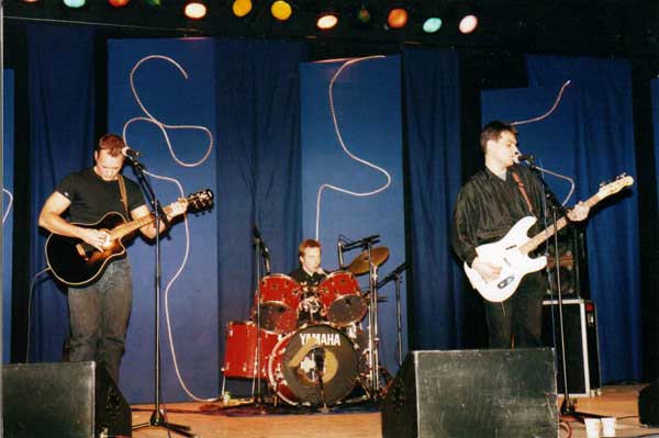 Flashbacks op de Darling Market 1997 in Rijswijk.
Rob gitaar, Hoppie drums, Reinier zang en bass.